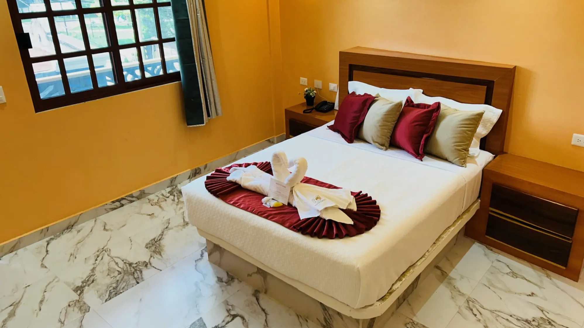 Habitación con cama grande